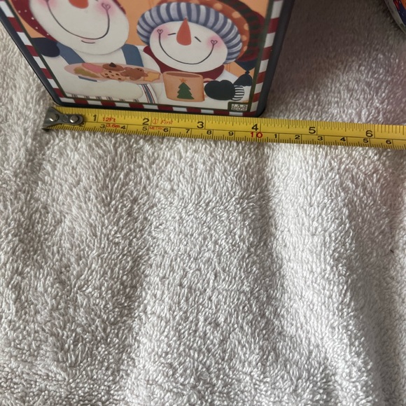 SET OF 2 CHRISTMAS CONTAINERS- 1 TIN/ 1 CARDBOARD - Picture 3 of 10